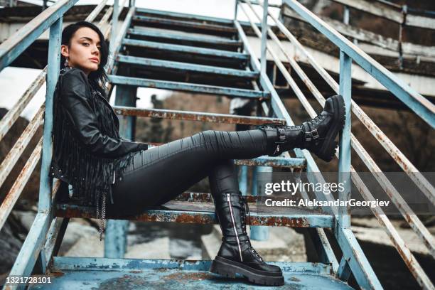 steampunk weibliche in leder kleidung verbringen faulen tag auf rusty treppe - young goth girls stock-fotos und bilder