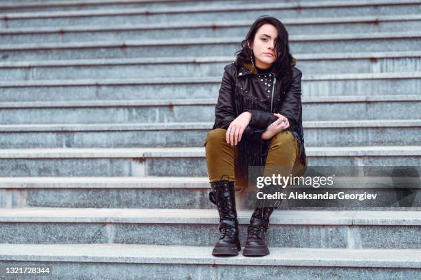 depressive gothic weibliche sitzen allein auf marmor treppe draußen vor der ausgangssperre - metalhead stock-fotos und bilder