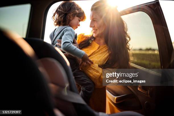 sicherheit steht an erster stelle - sicherheitsgurt stock-fotos und bilder