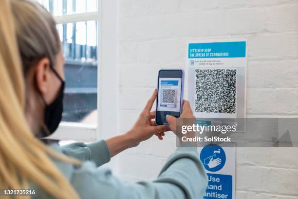 seguimiento y rastreo - lector de código de barras fotografías e imágenes de stock