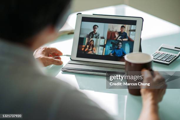 asiatische chinesische reife geschäftsfrau arbeiten mit digitalen tablet-video-telefonkonferenz-meeting mit headset im büro - lifehack stock-fotos und bilder