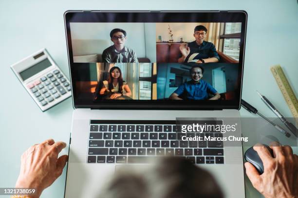 asiatische chinesische reife geschäftsfrau arbeiten mit laptop-video-telefonkonferenz im büro - lifehack stock-fotos und bilder