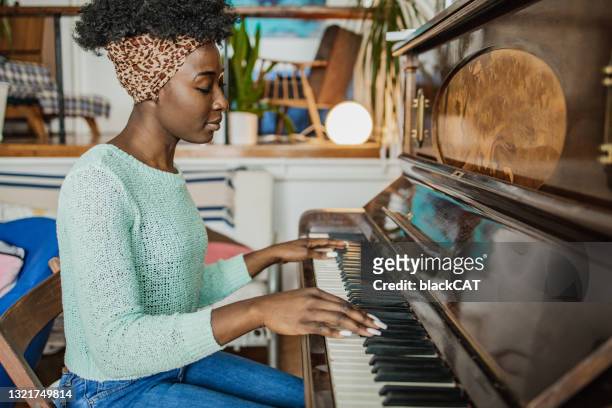 femme jouant du piano - songwriter photos et images de collection