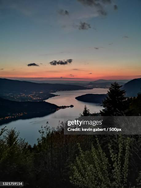 scenic view of lake against sky at sunset,annecy,france - フランス アヌシー ストックフォトと画像