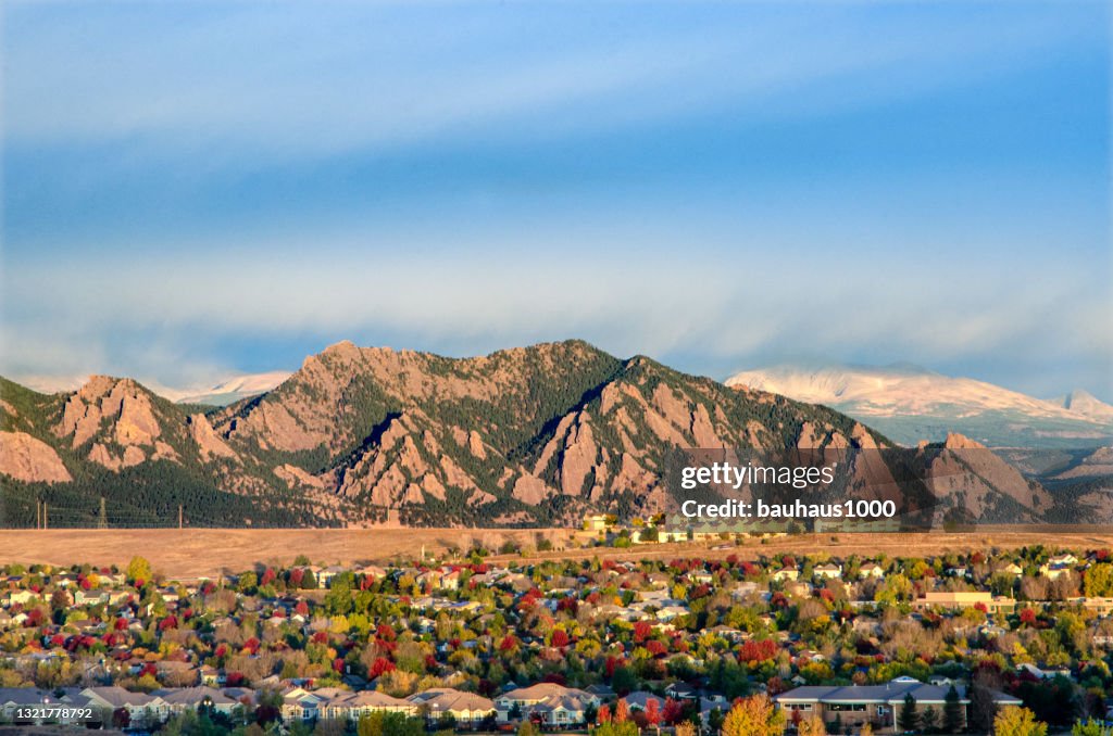 Espectacular amanecer: Panorama de Broomfield, Colorado y la cordillera Flatiron