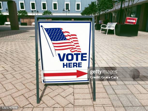 “vote here” directional sign outside of polling place - david cameron campaigns on final day of election stockfoto's en -beelden