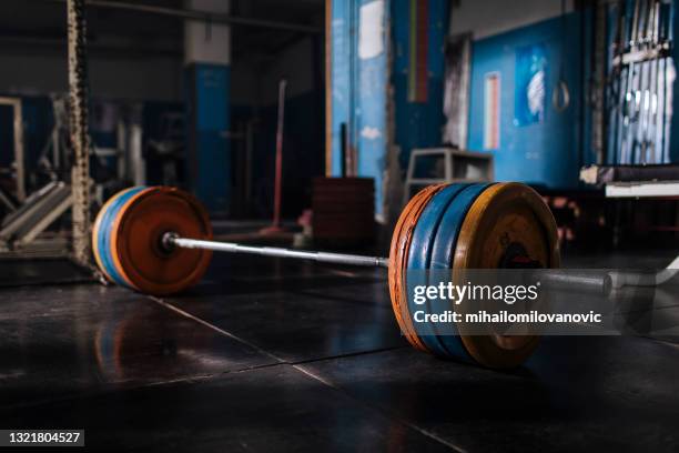 la calma antes de la tormenta - weightlifting fotografías e imágenes de stock