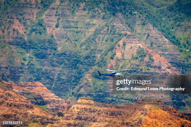 helicopter tour in waimea canyon, kauai, hawaii - waimea valley bildbanksfoton och bilder