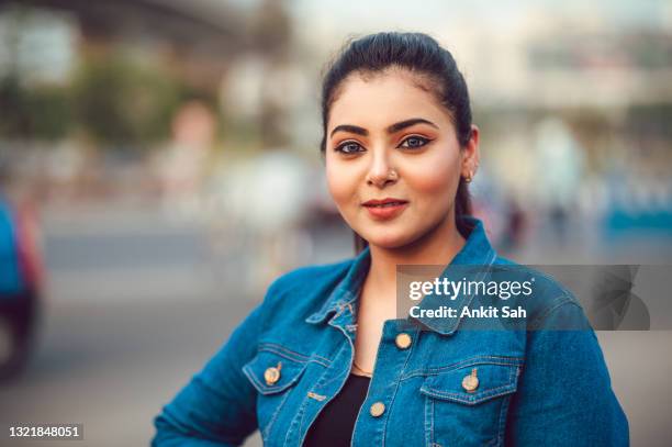 porträt von jungen brünette mädchen in jeans-shirt - brunette smiling stock-fotos und bilder