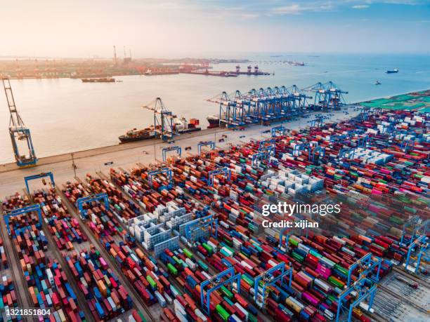 frachtcontainer im hafen von qingdao in china, asien - qingdao stock-fotos und bilder