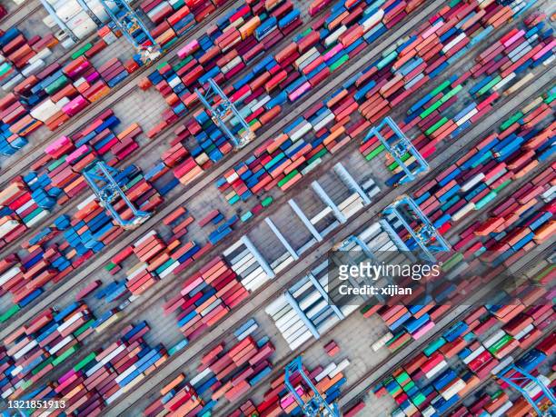 luftaufnahme bunte container in container-terminal - handelskrieg stock-fotos und bilder