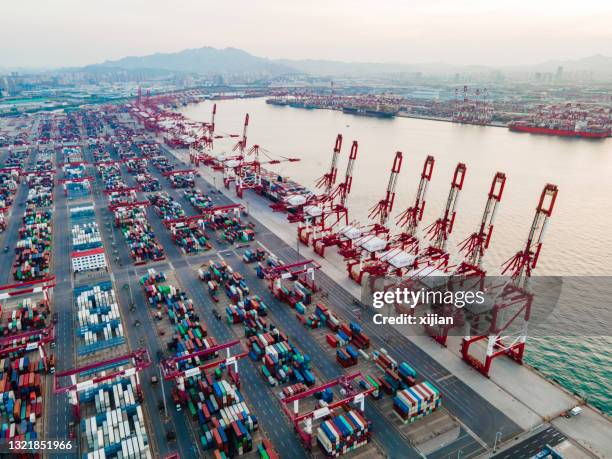 frachtcontainer im hafen von qingdao in china, asien - provinz shandong stock-fotos und bilder
