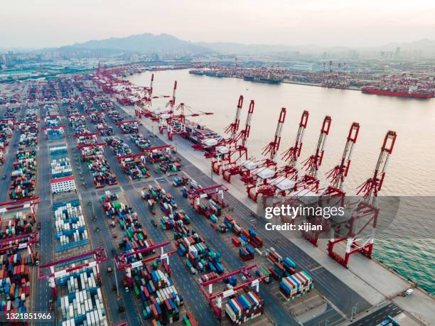 de containers van de lading bij haven qingdao in china, azië - shandong stockfoto's en -beelden