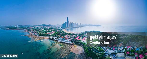 lucht mening van de stad van qingdao, china - shandong stockfoto's en -beelden