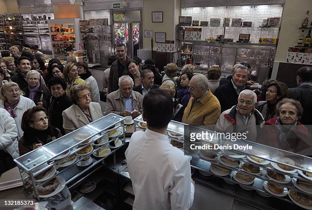 Crowds wait to buy pastries at La Mallorquina cafe on November 09, 2011 in Madrid, Spain. The current Eurozone debt crisis has left Spain with...