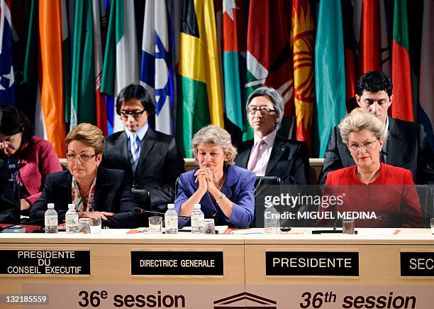 Picture taken on October 31, 2011 shows UNESCO managing director Irina Bokova of Bulgaria flanked by the Executive Board President Eleonora...