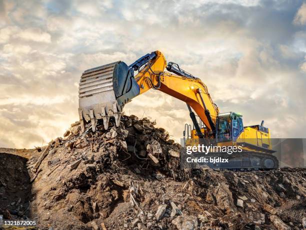 bagger blauer himmel schwere maschine baustelle - baggerschaufel stock-fotos und bilder