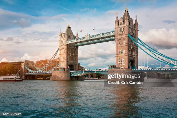 view of tower bridge and thames river - tower bridge fotografías e imágenes de stock