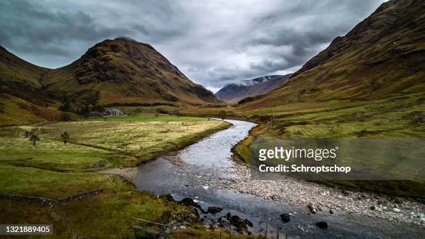 antenna: glen etive, highlands scozzesi - alte terre scozzesi foto e immagini stock