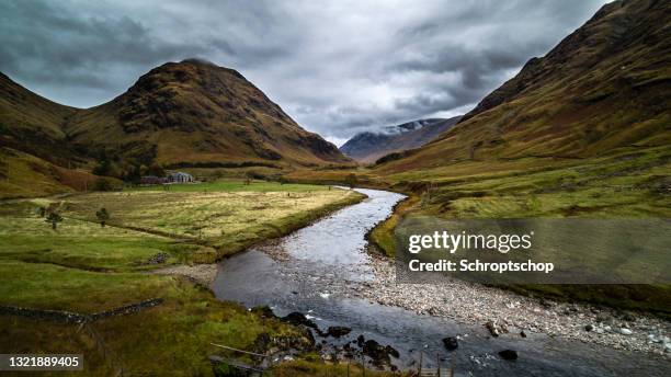 aerial: glen etive, schotse hooglanden - glen etive stockfoto's en -beelden