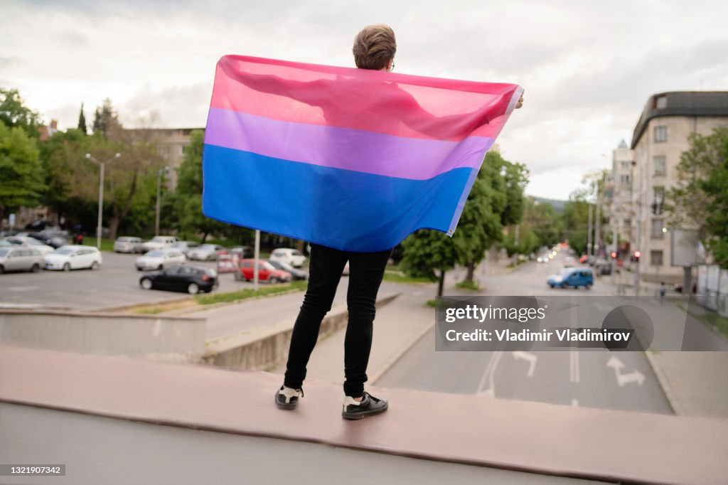 Ein Mann hält die lesbische Flagge, um seine Unterstützung zu zeigen