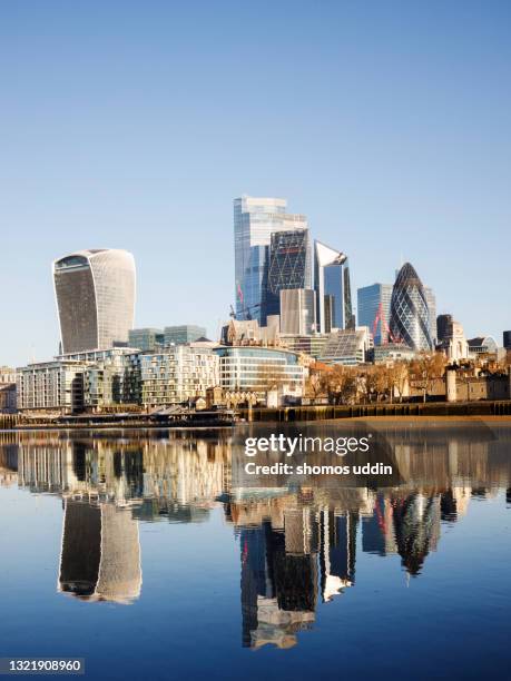 london city and the view across river thames at sunrise - london skyline photos et images de collection