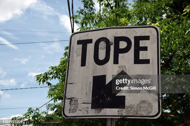 spanish-language 'tope' [speed bump] traffic warning sign in a city street - bad condition imagens e fotografias de stock