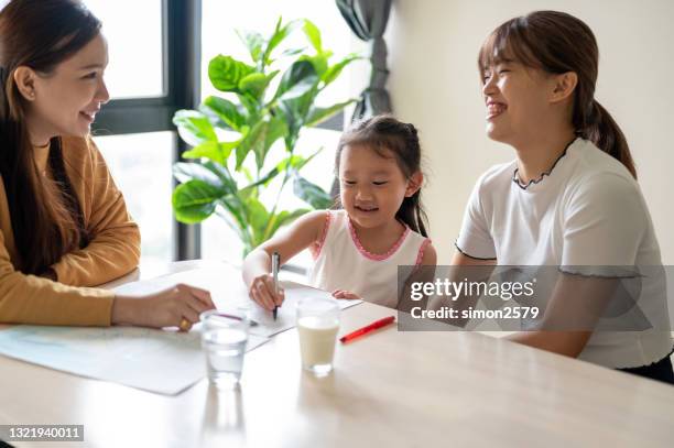 professionelle kinderpsychologin im gespräch mit kind im büro mit kinder mutter - mom social event stock-fotos und bilder