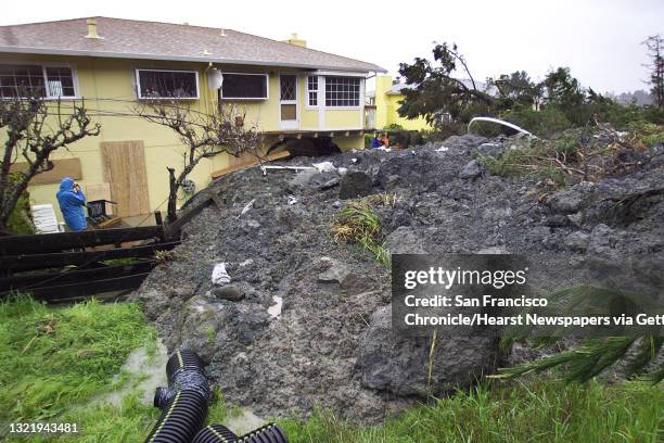 Mudslide threatens home along Pinehurst Ct. In Millbrae. Home of Erik and Maryann Erikson at 105 Pinehurst Ct., the mudslide has reaqched the back of...