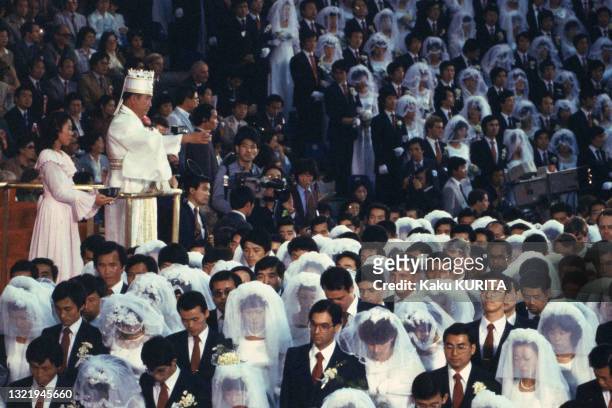 Cérémonie de mariages collectif de membres de la secte Moon, en octobre 2000.