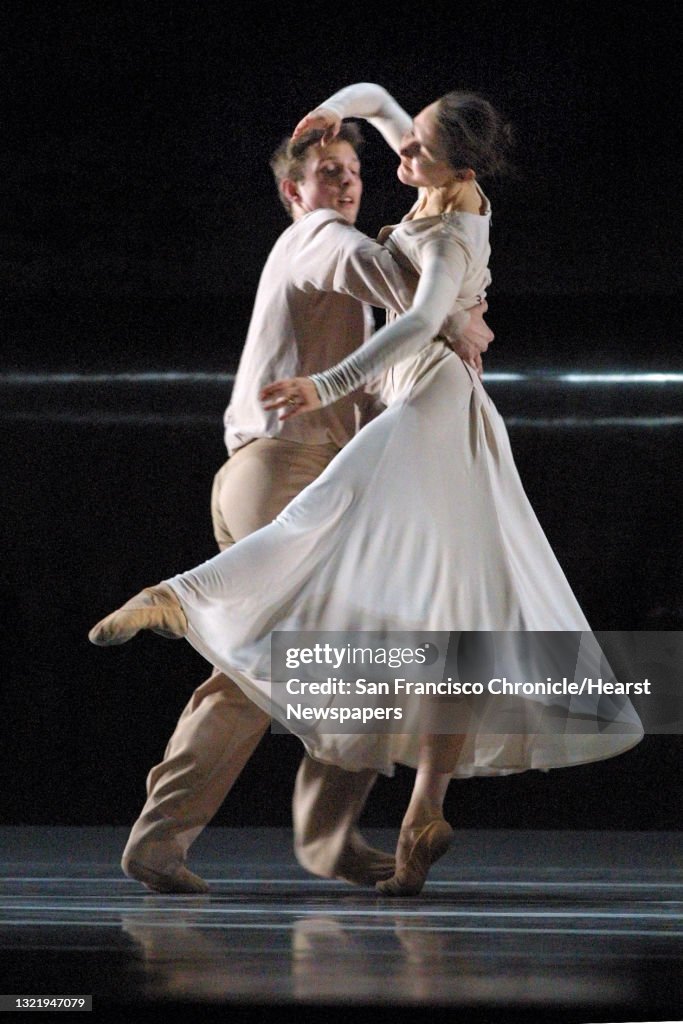 NEDERLANDS22B-C-19FEB01-DD-MAC Dancers Vaclav Kunes and Fiona Lummis dance in "Forgotten Land". Nederlands Dans Theater presents "Forgotten Land" performed at Zellerbach Hall, UC Berkeley. by Michael Macor/The C