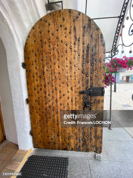 Porte en bois cloutée ancienne du monastère Saint-Michel-au-Dôme-d'Or le 30 mai 2021 à Kiev.