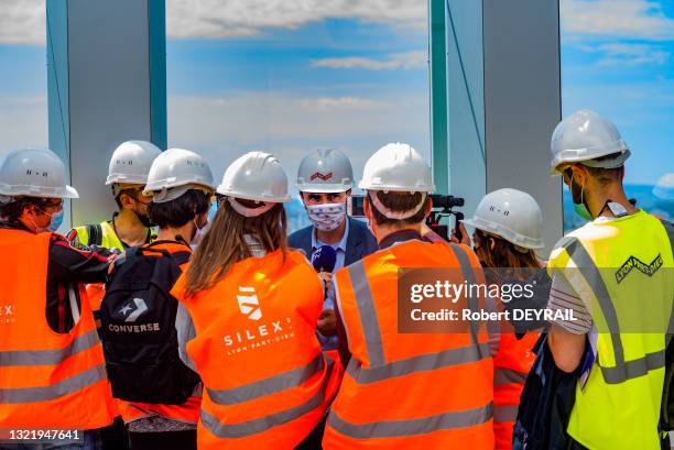 Grégory Doucet maire EELV de Lyon avec un masque et un casque de chantier lors d'une interview le 1er juin 2021 à Lyon.