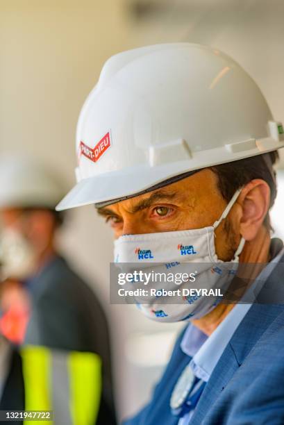 Portrait de Grégory Doucet, maire EELV de Lyon, avec un masque et un casque de chantier le 1er juin 2021 à Lyon.