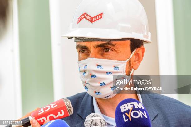 Portrait de Grégory Doucet maire EELV de Lyon avec un masque et un casque de chantier lors d'une interview le 1er juin 2021 à Lyon.