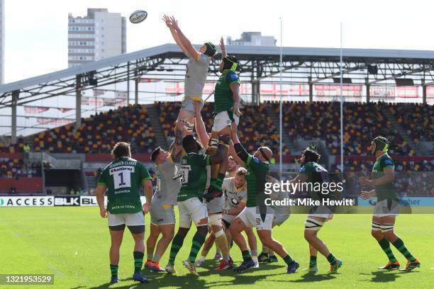 James Gaskell of Wasps wins a lineout from Adam Coleman of London Irish during the Gallagher Premiership Rugby match between London Irish and Wasps...