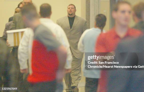 Grandjury001_mac.jpg Oakland Raider Barrett Robbins called to testify today makes his way into ferderal court. The United States Grand Jury continues...