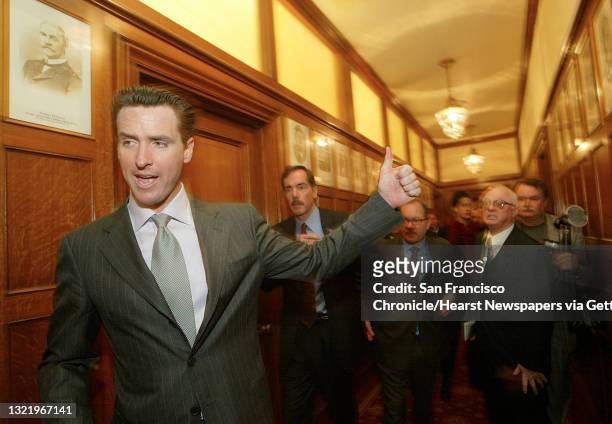 Newsome037_mac.jpg Mayor Gavin Newsom gives the thumbs up to the public who were invited into his office following the inauguration. Newsom had to...