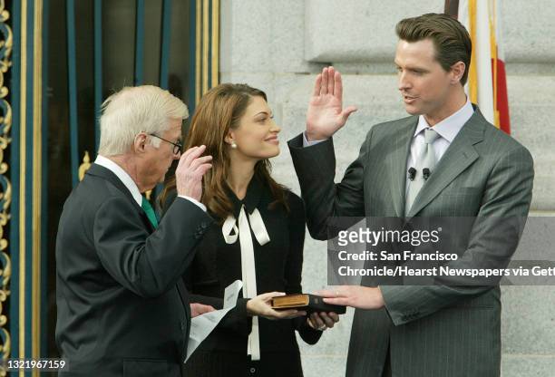 Newsome164_mac.jpg Gavin Newsom takes the oath of Office of Mayor from his father Judge William Newsom as his wife Kimberly Guilfoyle Newsom holds...
