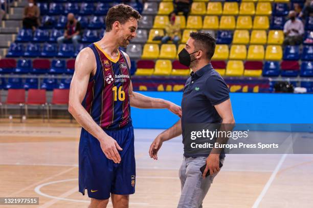 Pau Gasol of Fc Barcelona, talks to Juan Carlos Navarro, manager of FC Barcelona, during the spanish league, Liga Endesa ACB, Playoff game 3...