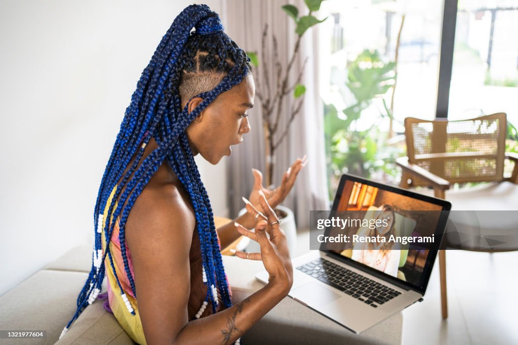 Afroamerikanische Transgender-Frau in Video-Anruf der Online-Psychotherapie. Telemedizin und Konzept der psychischen Gesundheitsversorgung.
