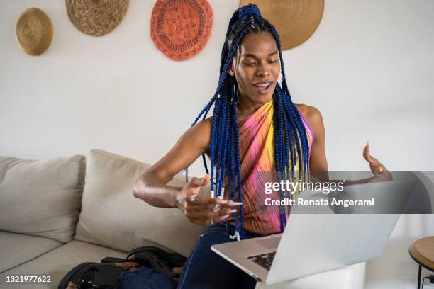 mujer transgénero afroamericana en videollamada de psicoterapia en línea. concepto de telemedicina y salud mental. - gender fluid fotografías e imágenes de stock