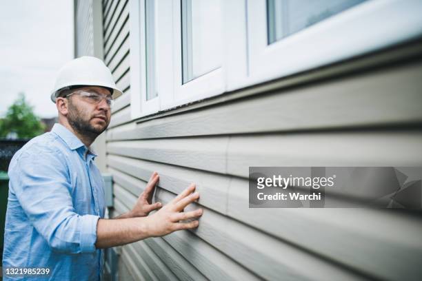 住宅の窓をチェックする建物の検査官 - inspection ストックフォトと画像