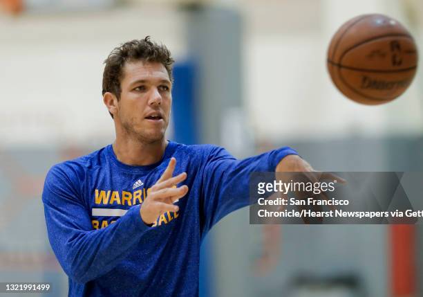 Assistant coach Luke Walton works with players as the Golden State Warriors hold practice at their downtown Oakland, Calif., facility on Tuesday...