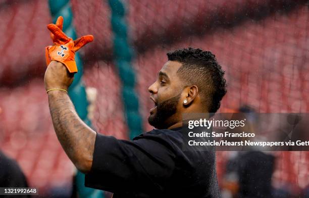 Pablo Sandoval stays loose as he takes batting practice, while the San Francisco Giants get in a shortened workout due a day of rain, at Busch...