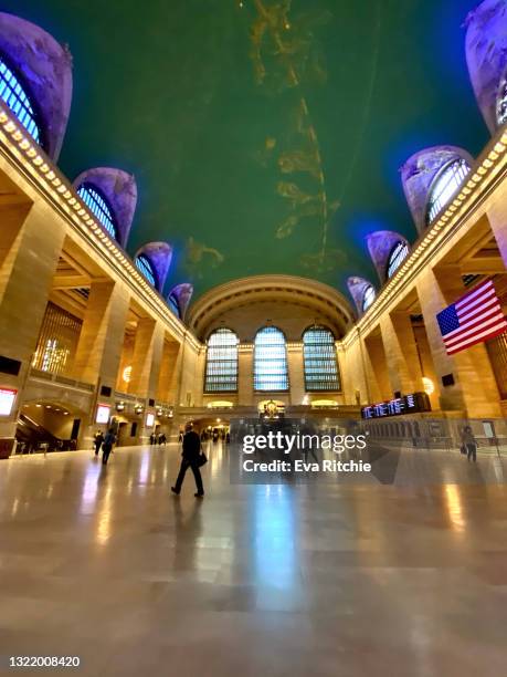 new york city's famous grand central terminal almost empty during rush hour because of covid-19 outbreak. - grand central terminal fotografías e imágenes de stock