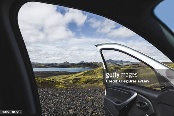view of lakagigar lava fields through car window. road trip in iceland - inner views stock-fotos und bilder