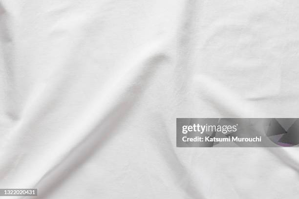 wrinkled linen fabric textured background - drap photos et images de collection