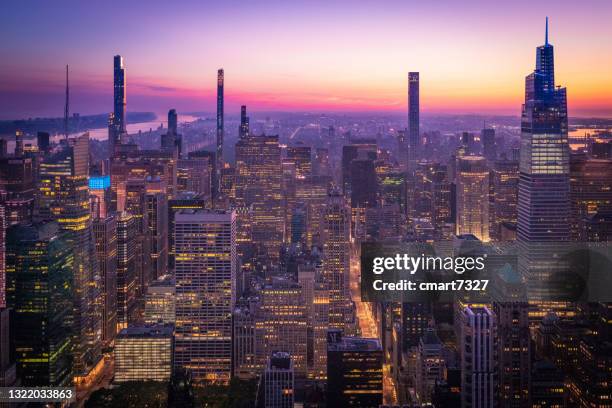 new york city skyline - midtown manhattan stock-fotos und bilder