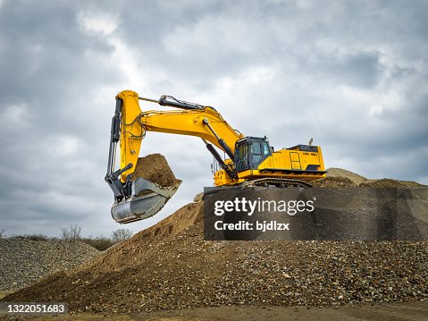 Excavatrice ciel bleu chantier de construction de machines lourdes Excavatrice ciel bleu chantier de construction de machines lourdes